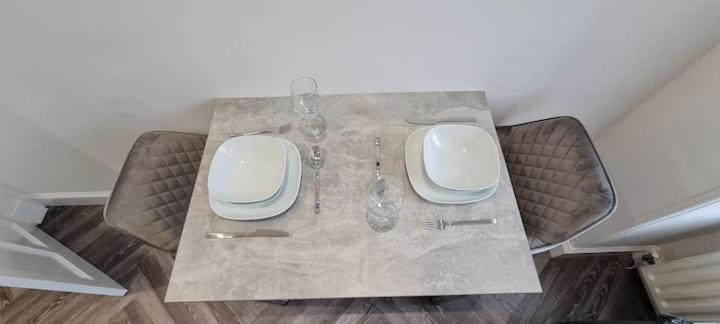 Castle Terrace 1 Bed Apartment Looking onto Edinburgh Castle - Sleeps upto 4 - Housity