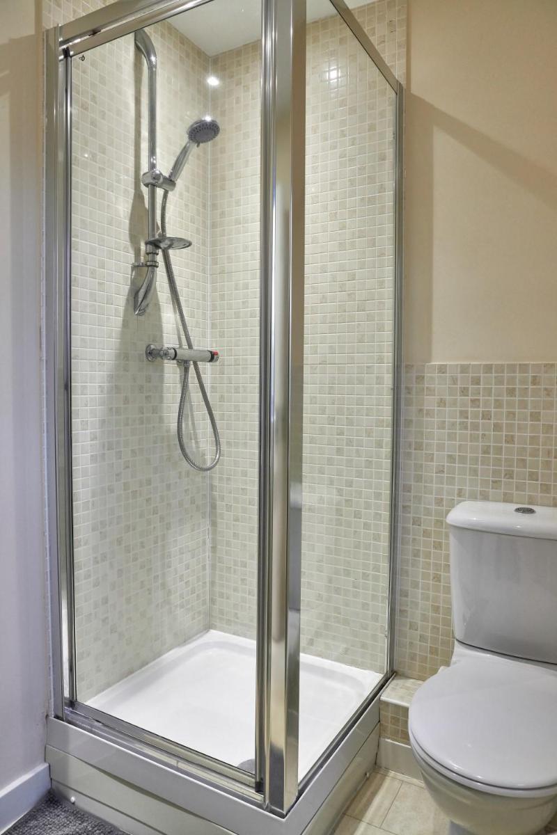 Kiln - Beautiful 4 bedroom house with parking - Housity