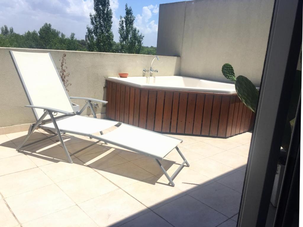 Dpto. en duplex con jacuzzi en barrio privado - Housity