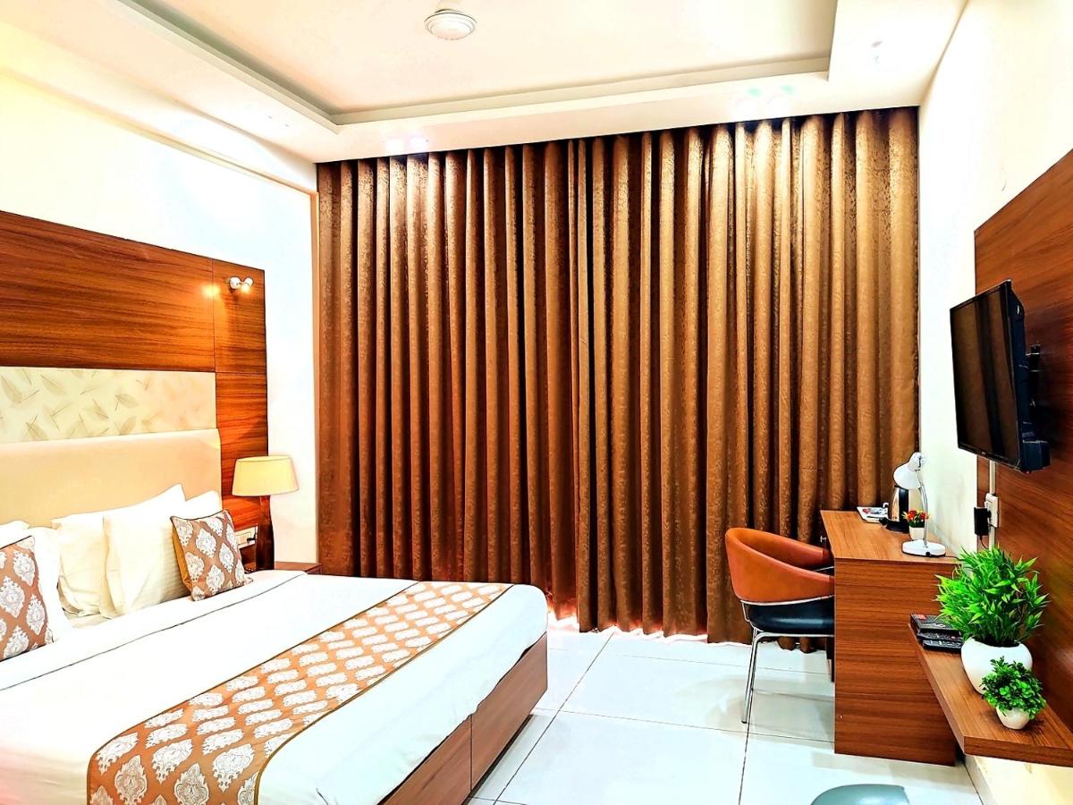 Hotel When In Gurgaon - Opposite to Artemis Hospital - Housity