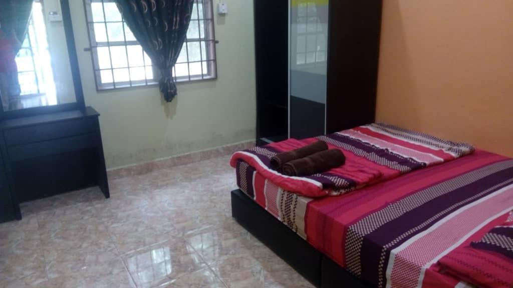 Al-Kautsar 3BR Kid's Pool Aircond & Wi-Fi - Housity