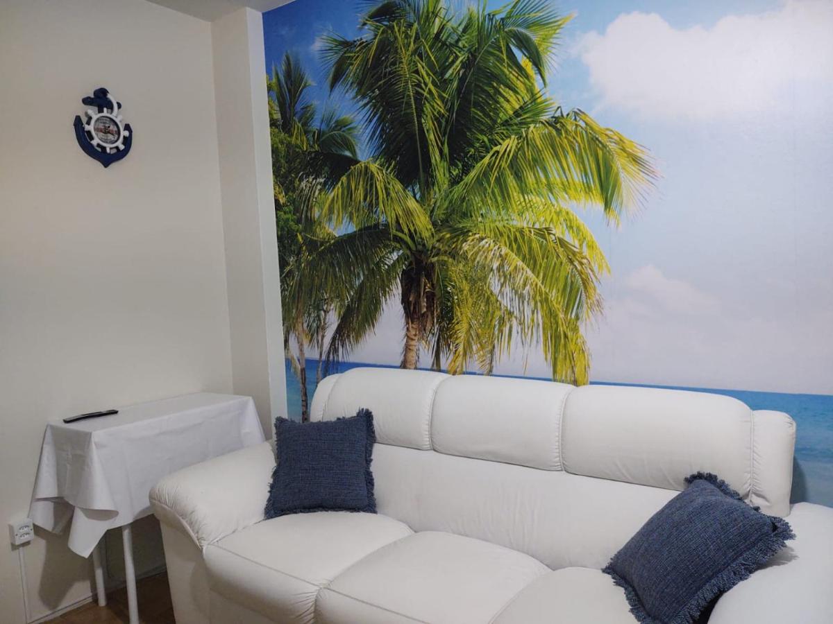 Excelente localização! Perto da praia com estacionamento, ar condicionado, wi-fi, Netflix e roupa de cama! - Housity