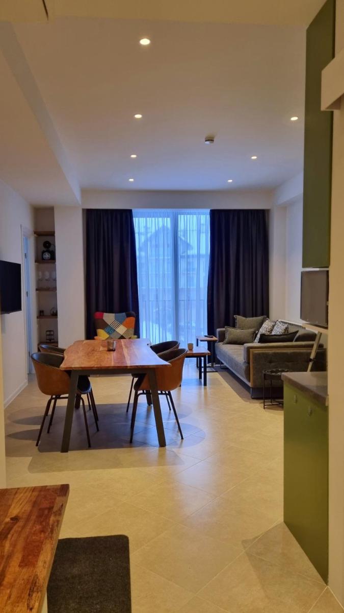 Luxurious 2BR apartment with mountain/piste view, close to main Gondola - Hizvo