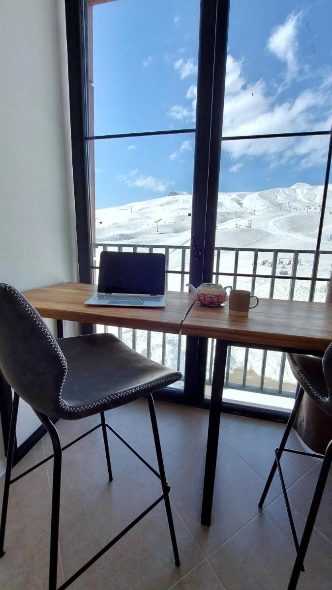 Luxurious 2BR apartment with mountain/piste view, close to main Gondola - Hizvo