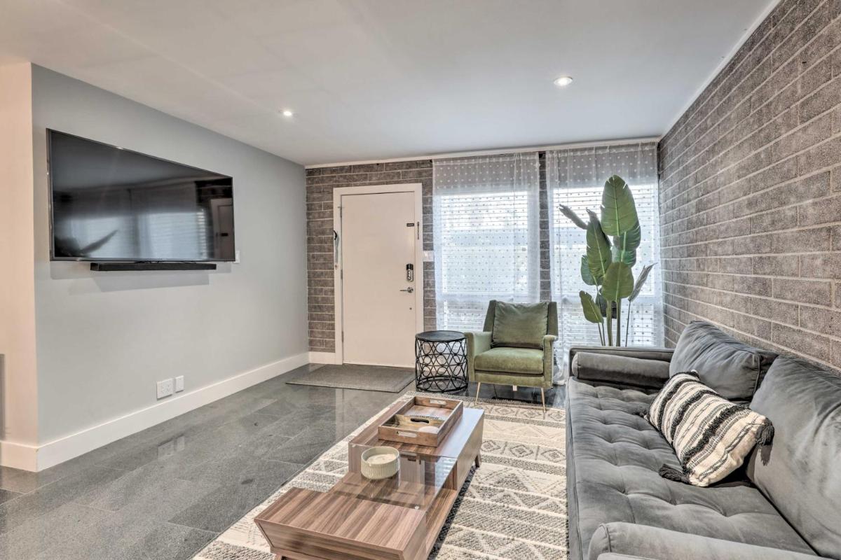 Modern Condo with Patio, Walk to Fashion Square - Housity