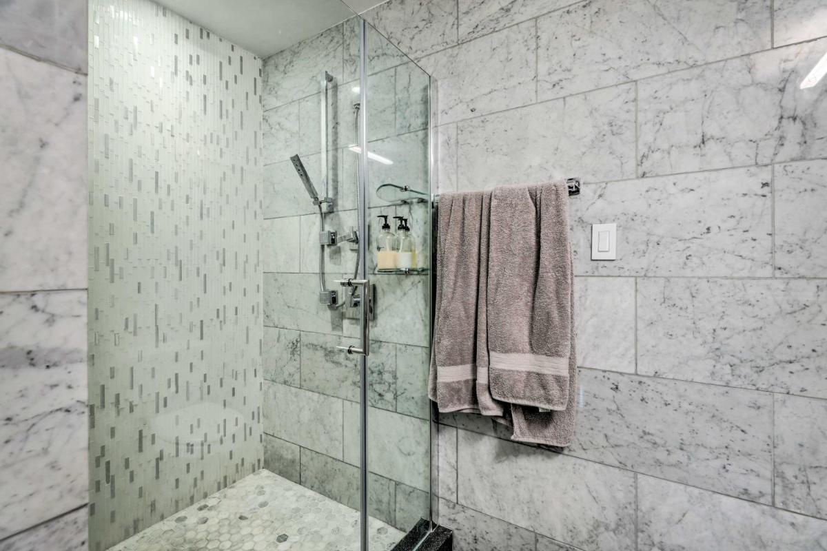 Modern Condo with Patio, Walk to Fashion Square - Housity
