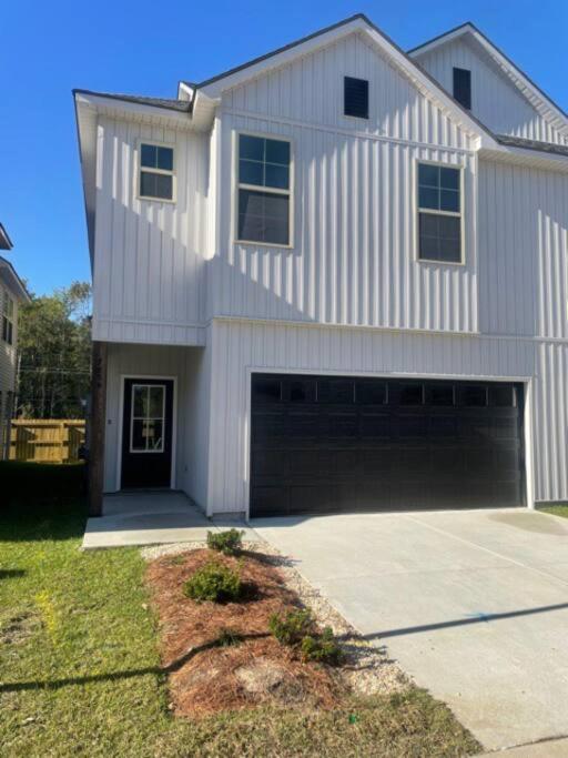 Luxurious New 3b/2.5bath 4 miles from LSU - Housity