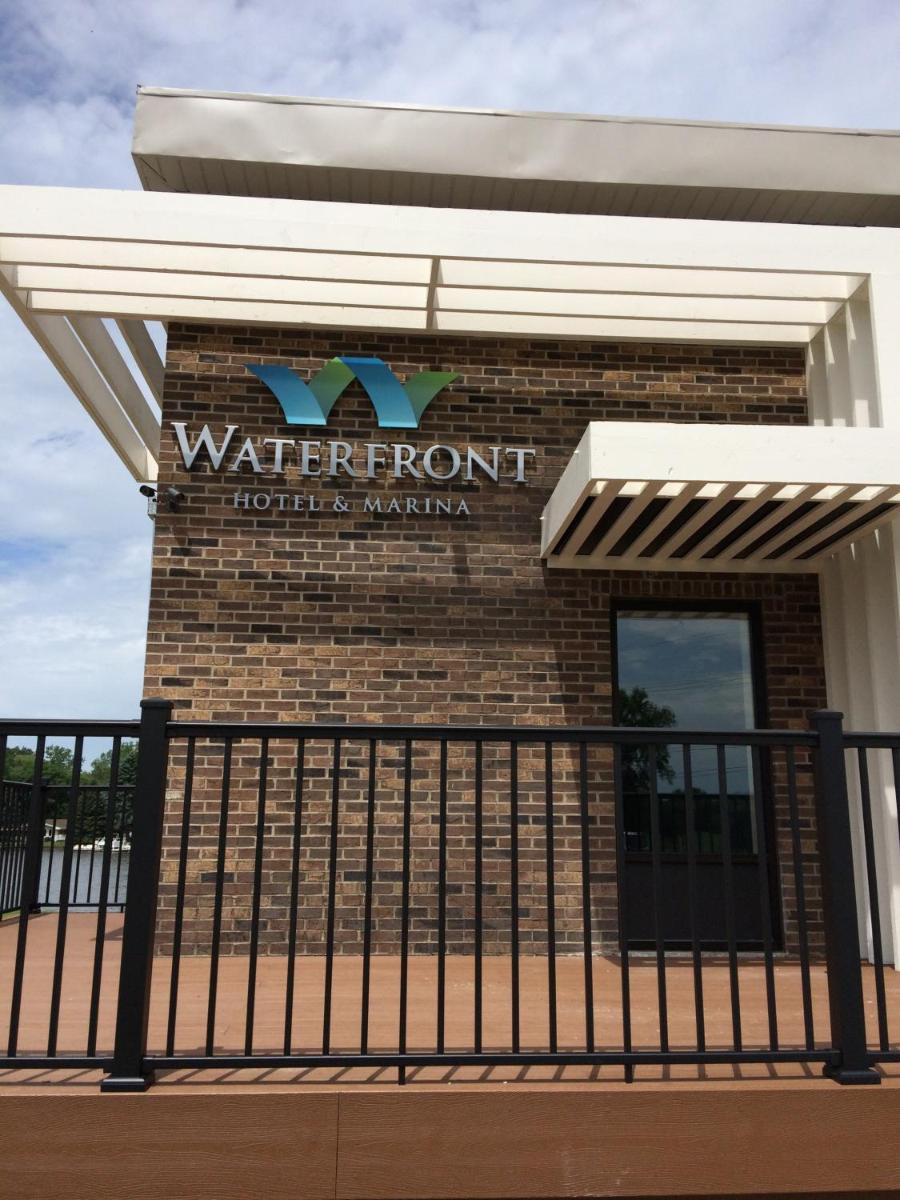 Waterfront Hotel and Marina - Housity