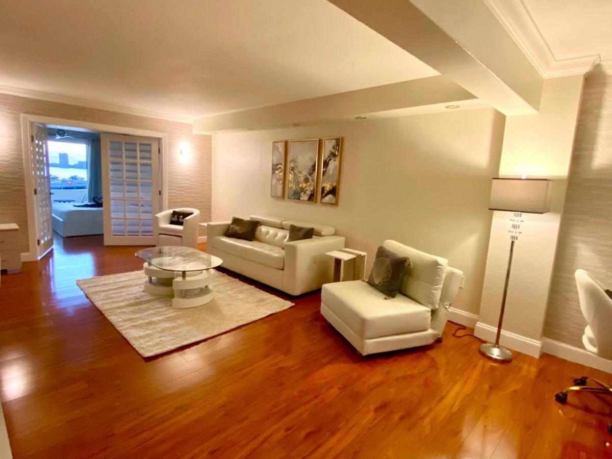 Deluxe waterfront one bedroom apartment with Miami Skyline view, free parking 5 mins drive to Miami Beach - Housity