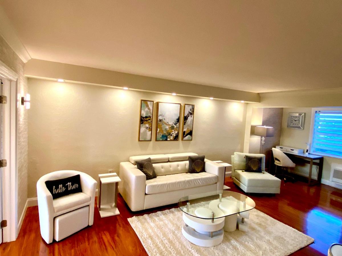 Deluxe waterfront one bedroom apartment with Miami Skyline view, free parking 5 mins drive to Miami Beach - Housity