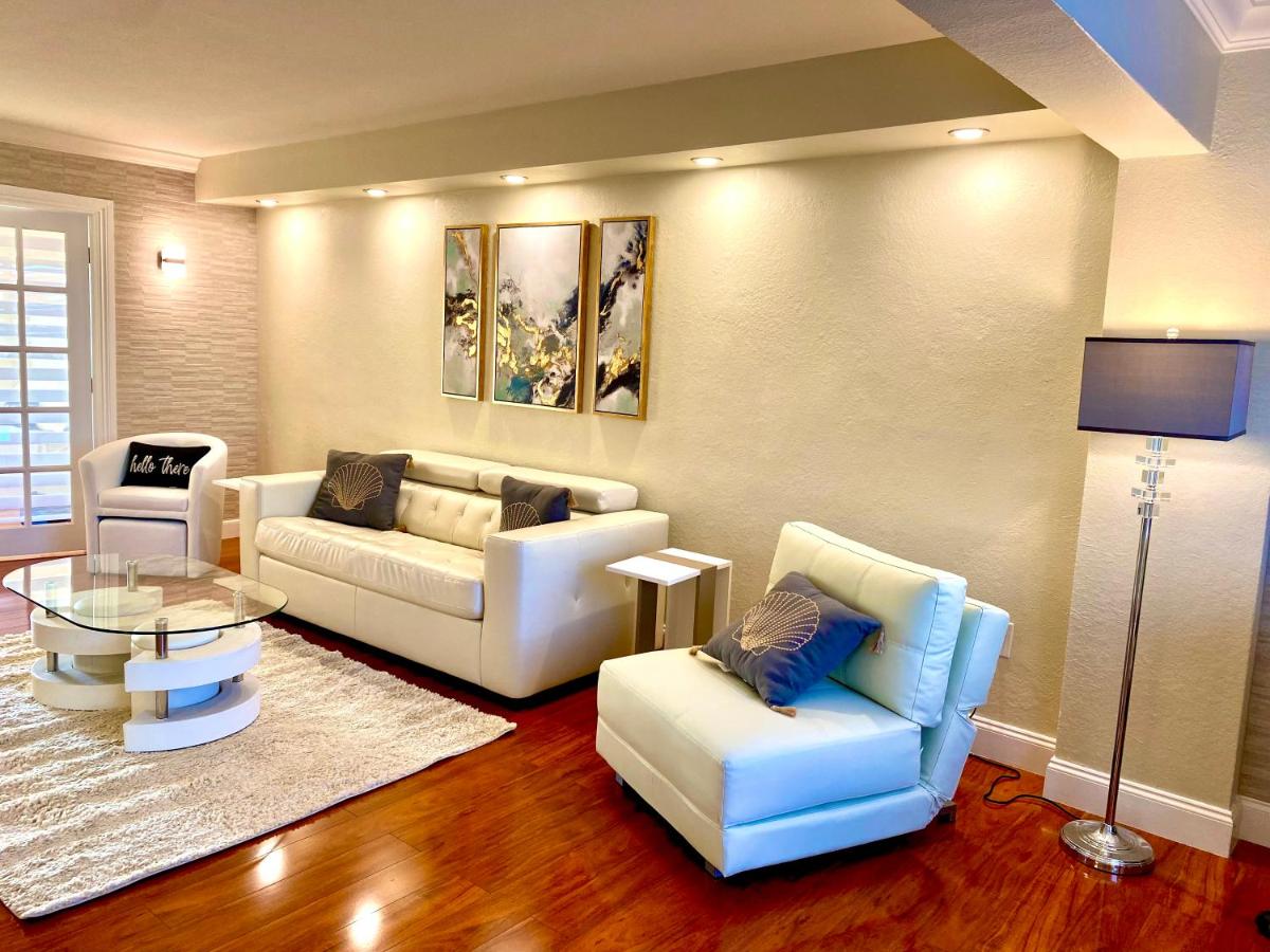 Deluxe waterfront one bedroom apartment with Miami Skyline view, free parking 5 mins drive to Miami Beach - Housity