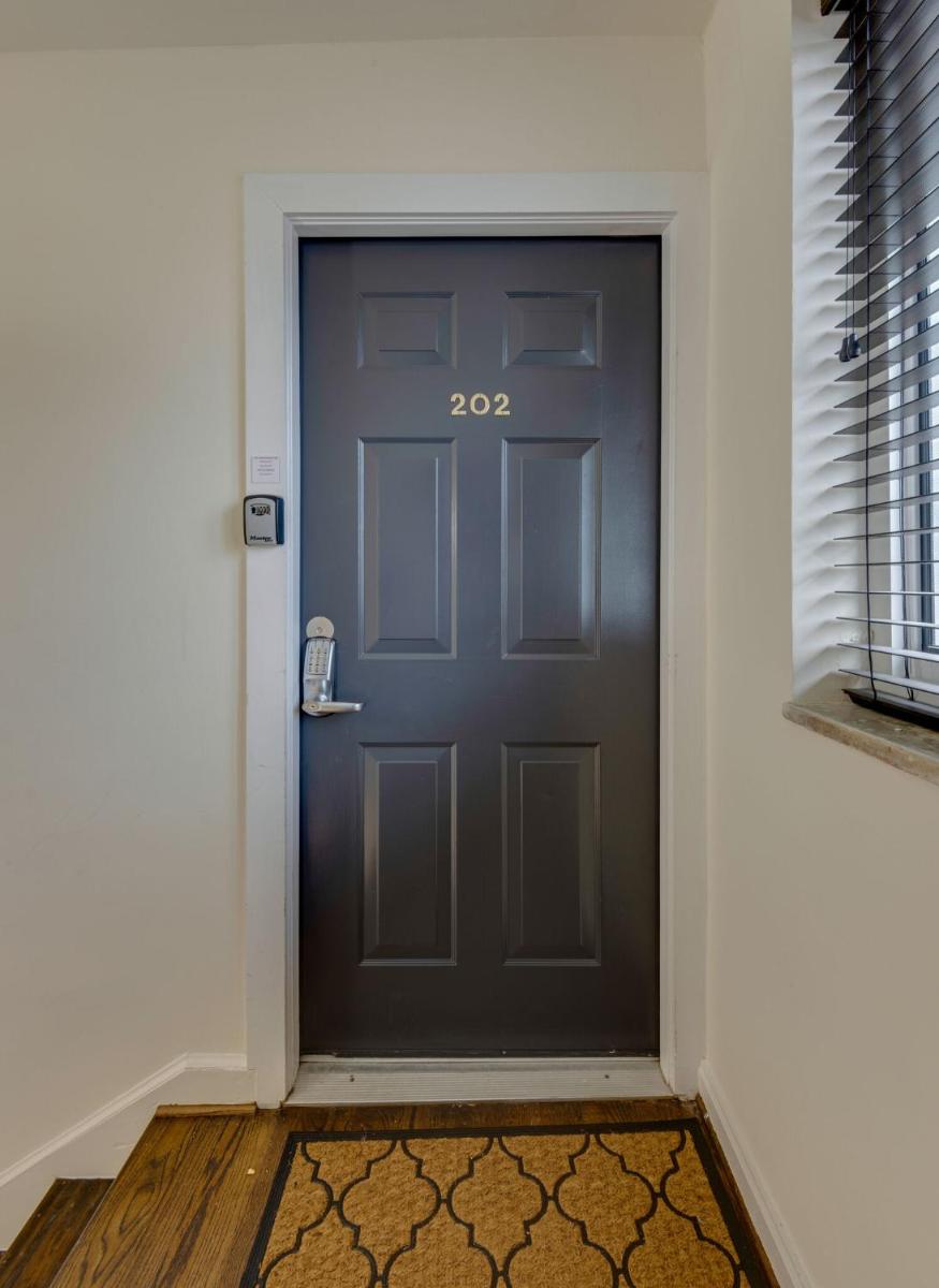 Suitetrails - Nashville Flat by Vandy ! Walk to Dinning -202