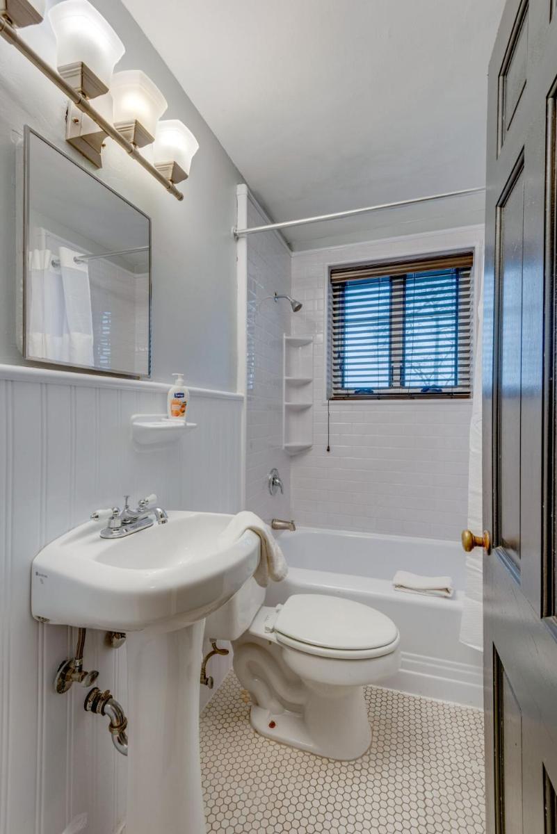 Nashville Flat by Vandy ! Walk to Dinning -202 - Housity