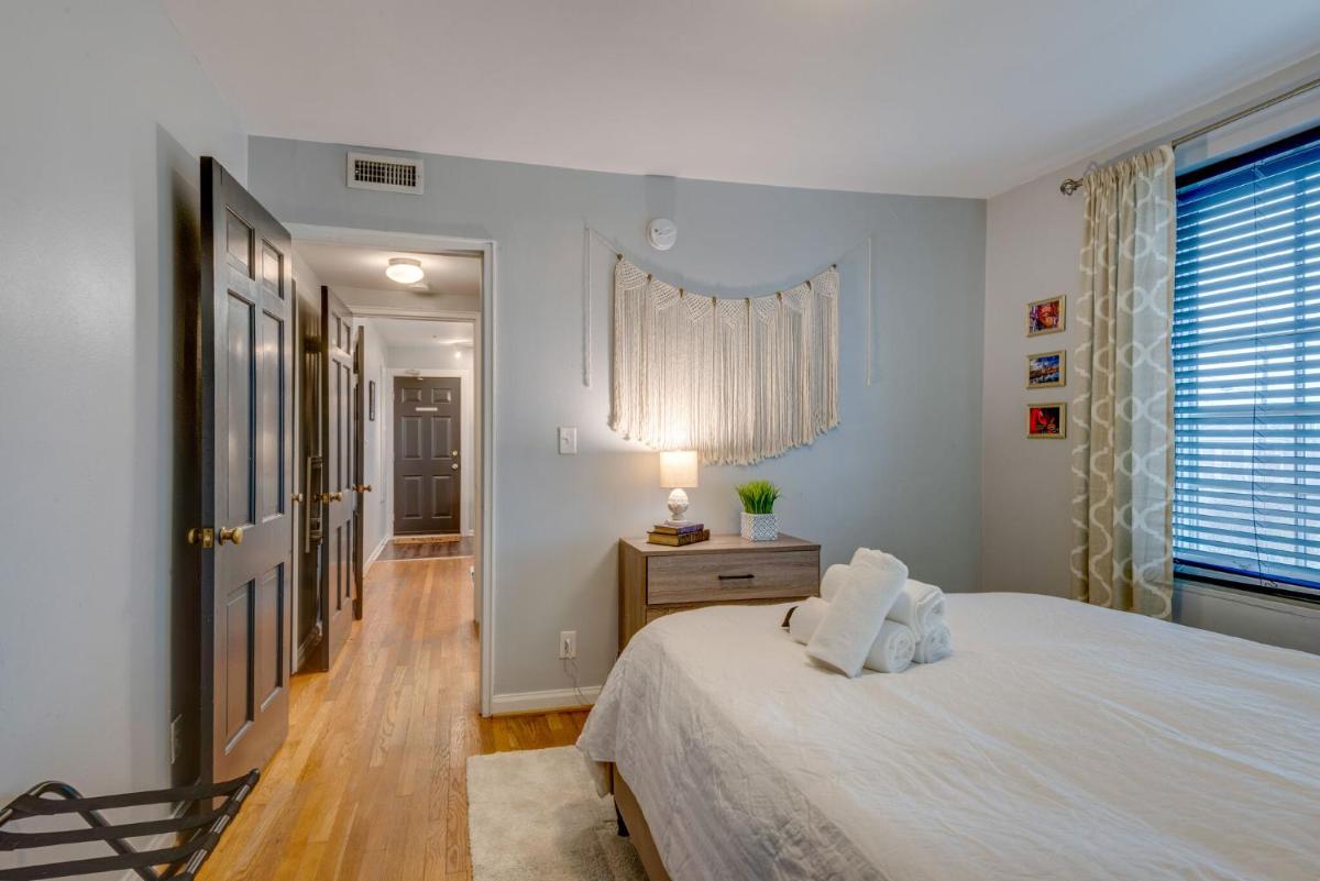 Nashville Flat by Vandy ! Walk to Dinning -202 - Housity