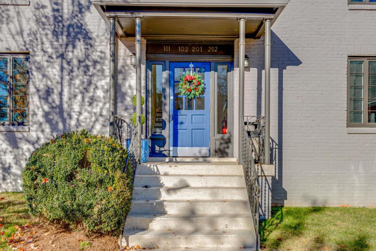 Suitetrails - Nashville Flat by Vandy ! Walk to Dinning -202
