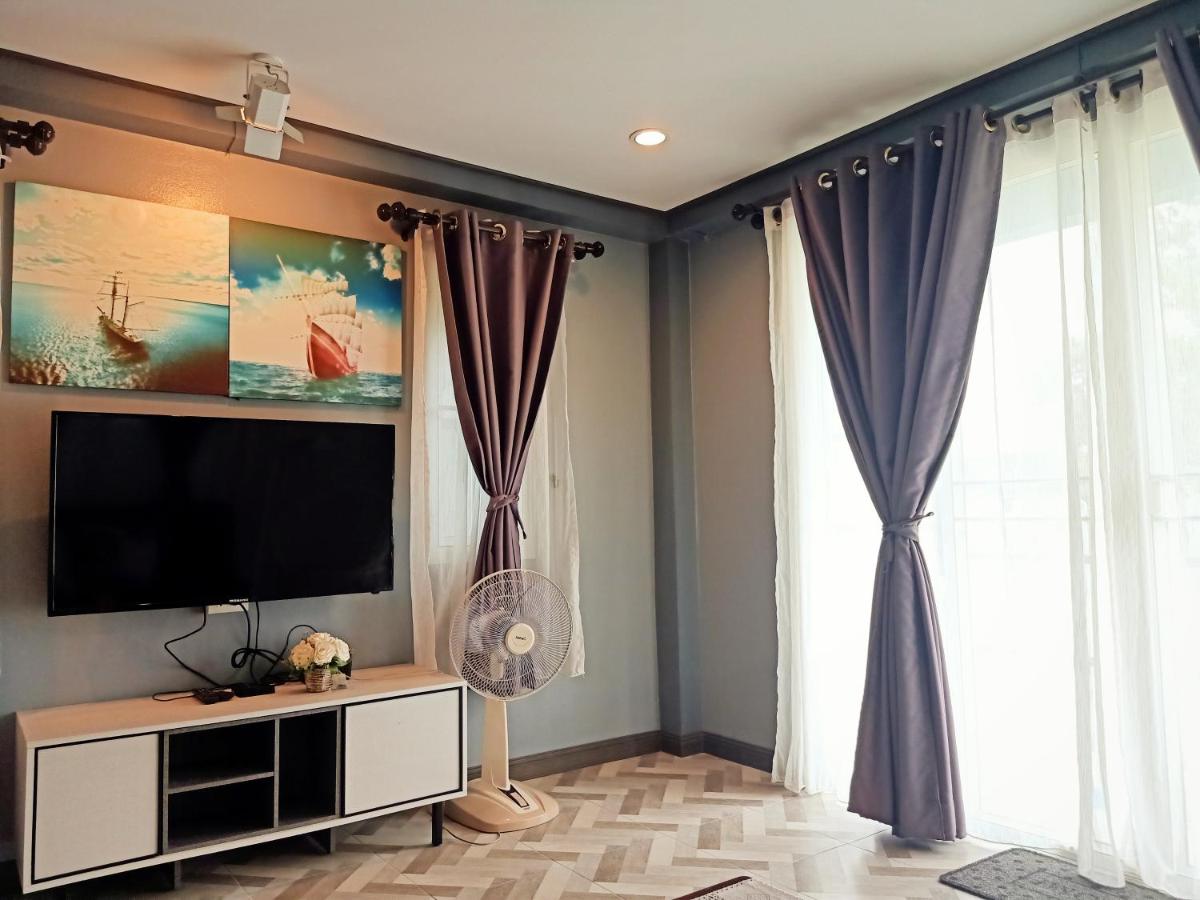 Bright Blue House - Housity