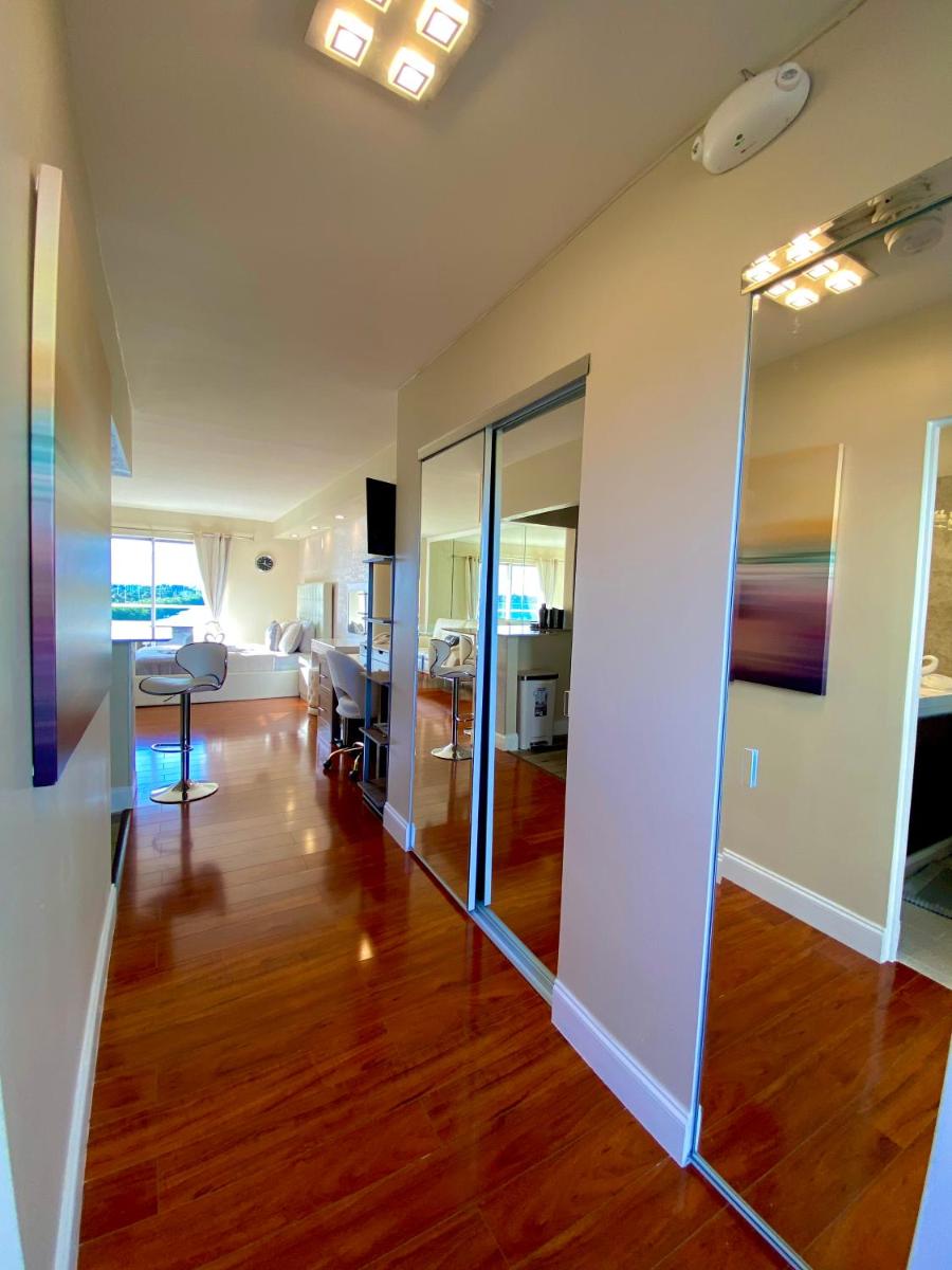Suitetrails - Modern waterfront apartment with pool and free parking 5 mins drive to Miami Beach