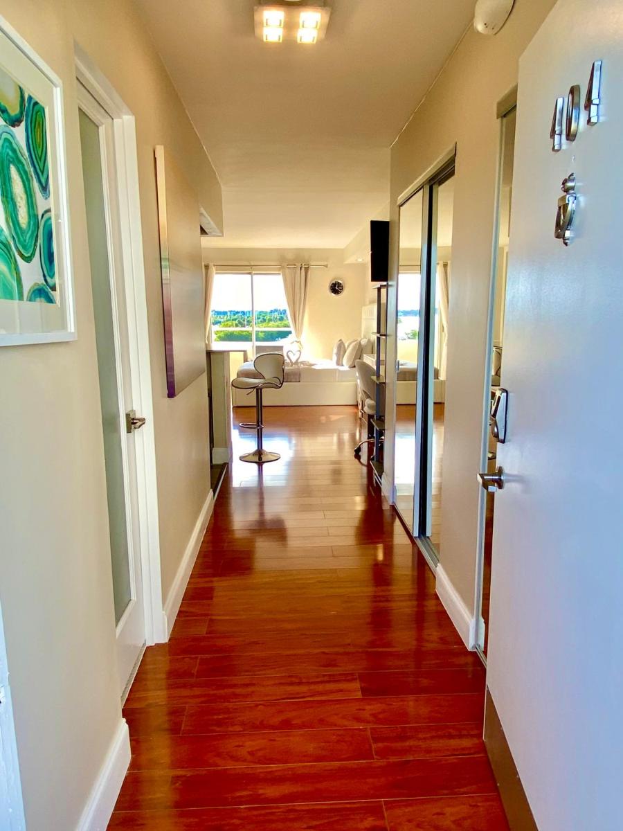 Suitetrails - Modern waterfront apartment with pool and free parking 5 mins drive to Miami Beach