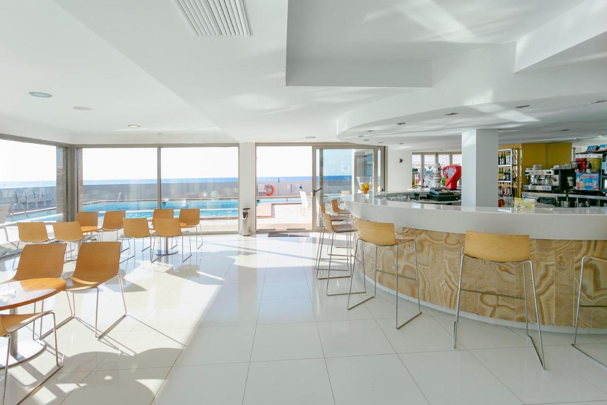 Un restaurante o sitio para comer en JS Cape Colom - Adults Only