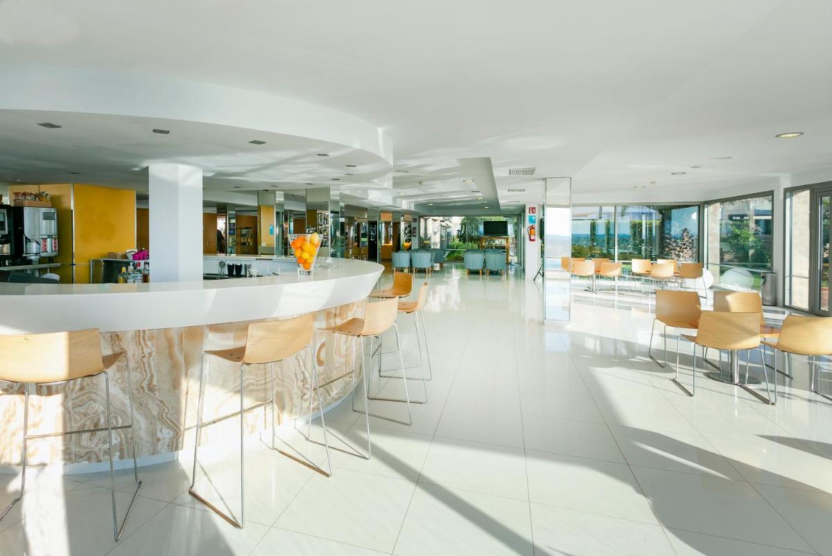 Un restaurante o sitio para comer en JS Cape Colom - Adults Only