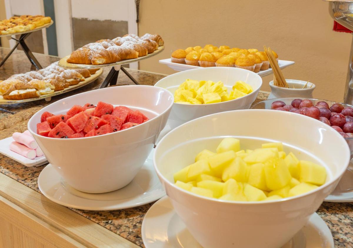 Comida en o cerca de este hotel