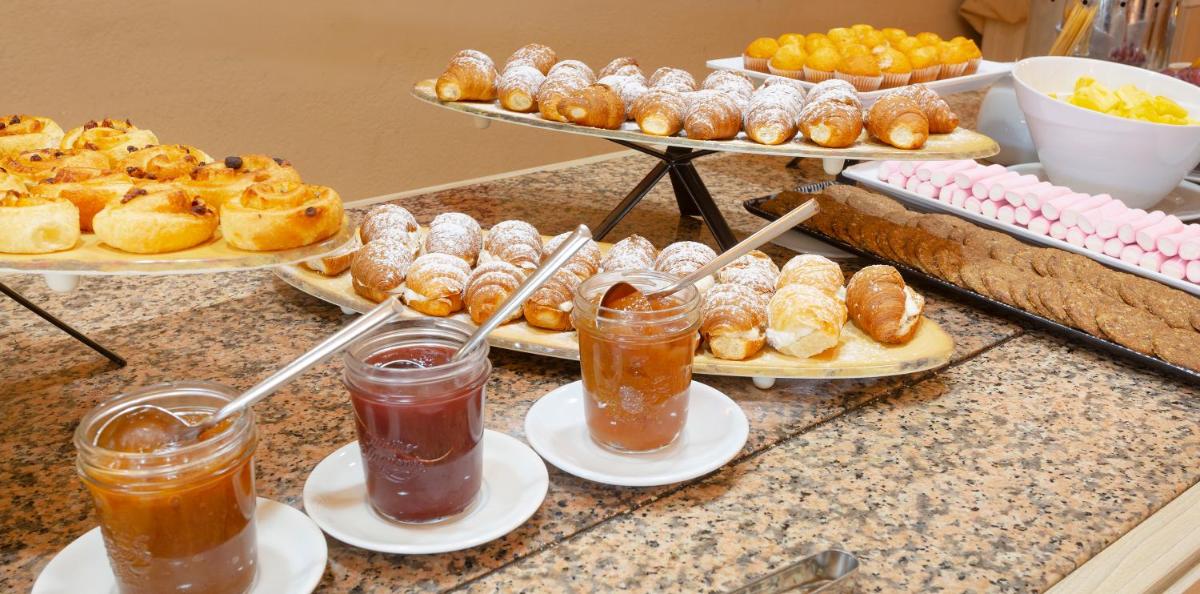 Comida en o cerca de este hotel
