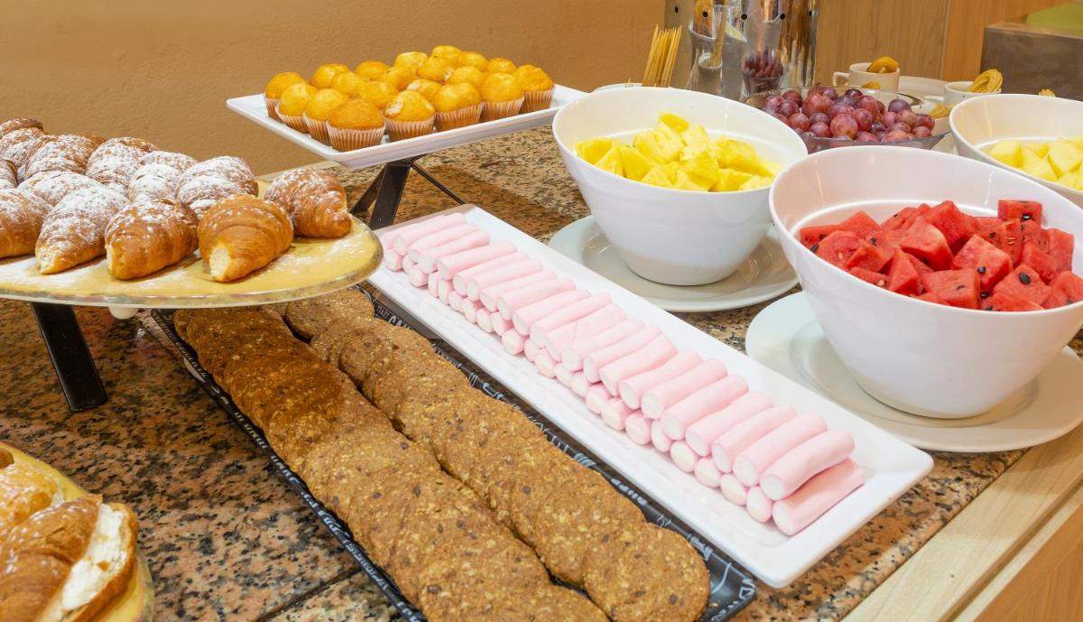 Comida en o cerca de este hotel