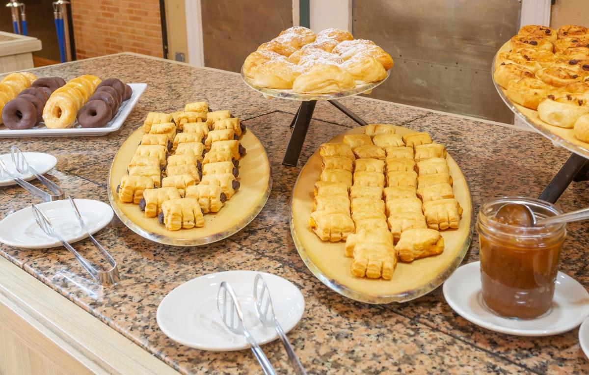 Comida en o cerca de este hotel