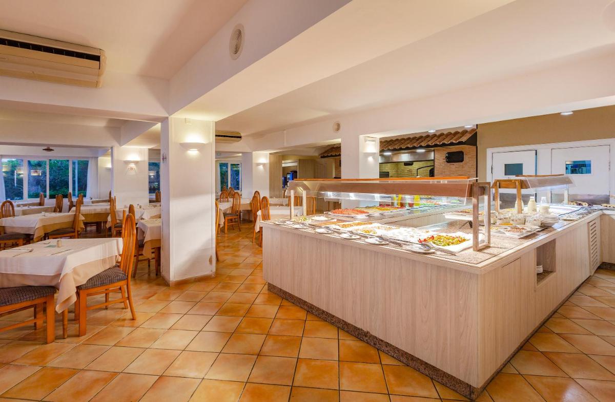 Comida en o cerca de este hotel