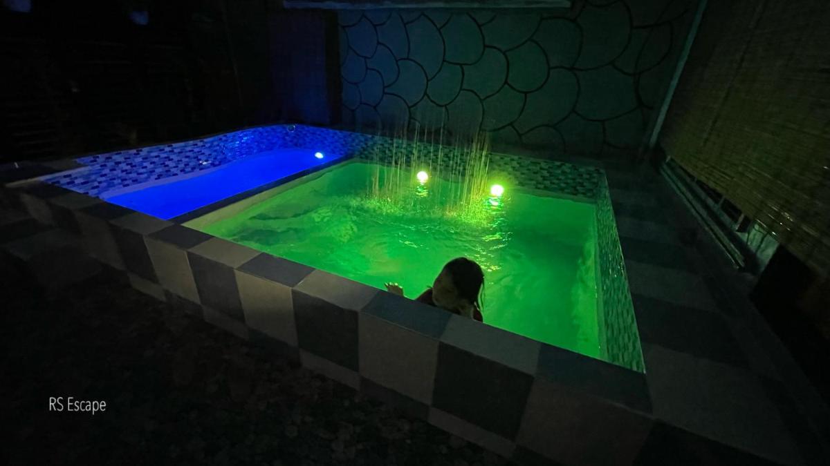 RS Escape in Deca Clark with Private Pool, 2BR, 1 Office, Netflix and 45MBPSWifi - Housity