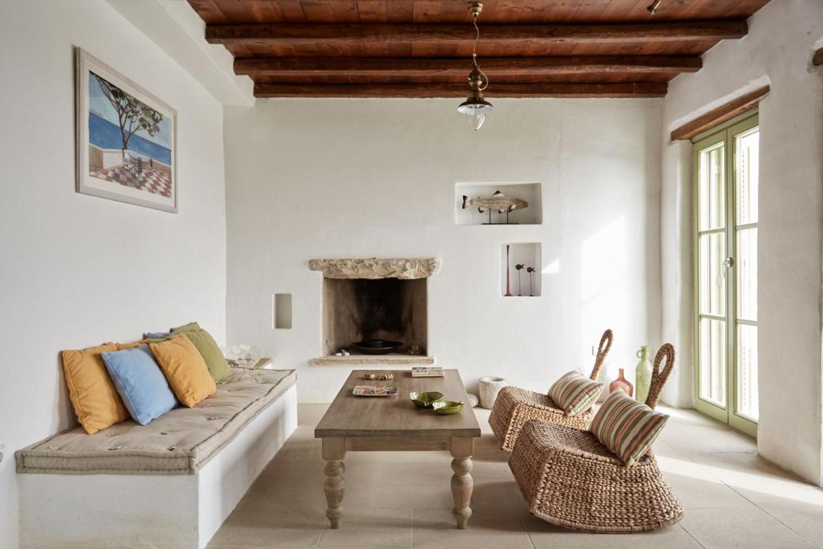 Suitetrails - Spacious 6 bdrm Stone Villa with Pool