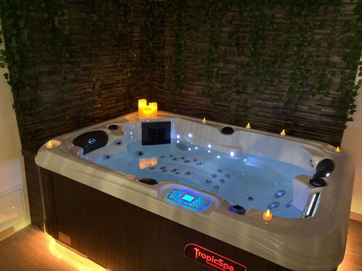 Agréable maisonnette de ville avec jacuzzi - Housity