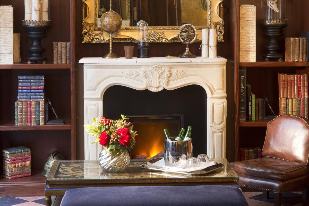 Coin salon dans l'établissement Hôtel Da Vinci & Spa