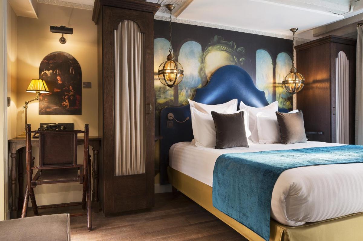 une chambre avec un lit avec un tableau sur le mur dans l'établissement Hôtel Da Vinci & Spa, à Paris 66 autres photos