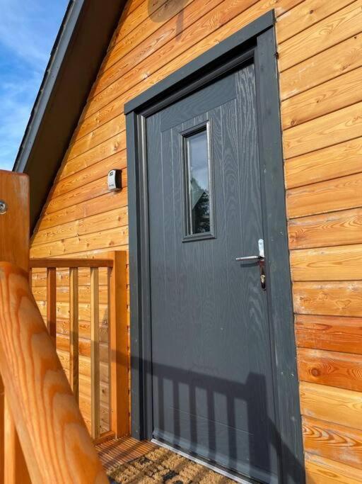 Cosy Country Modern Studio with Patio Space. - Housity