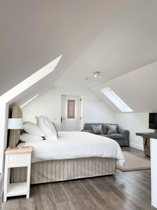 Cosy Country Modern Studio with Patio Space. - Housity