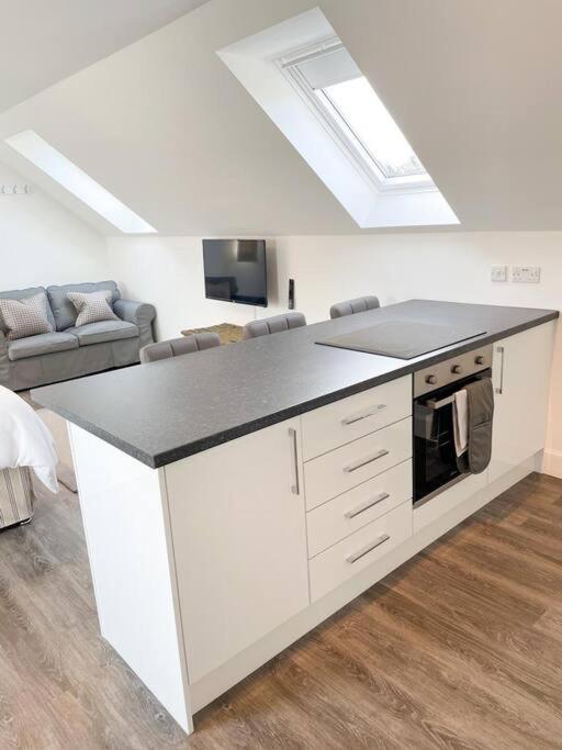 Cosy Country Modern Studio with Patio Space. - Housity
