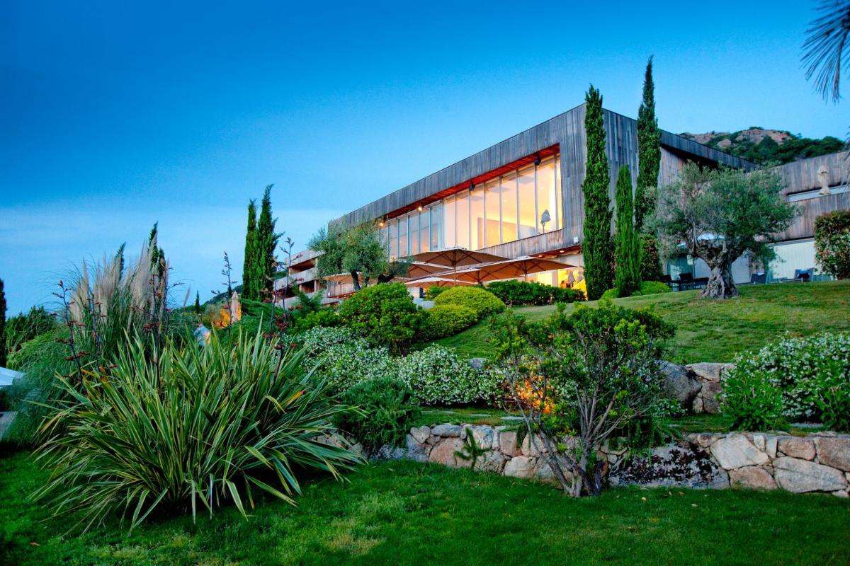 un bâtiment avec un jardin devant dans l'établissement Casadelmar, à Porto-Vecchio