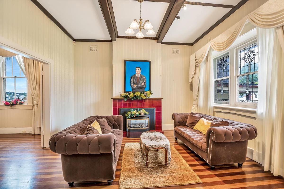 Luxury 6 Bed Waterfront House with pool - Housity