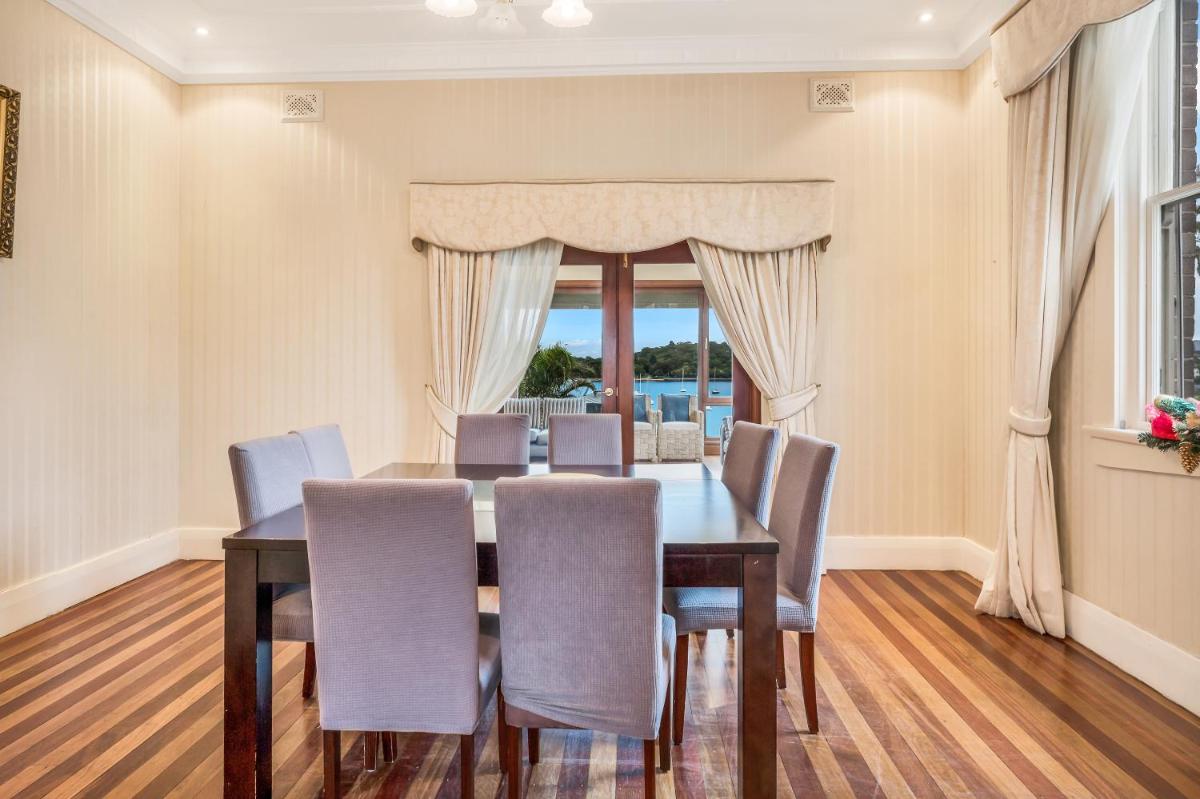 Luxury 6 Bed Waterfront House with pool - Housity