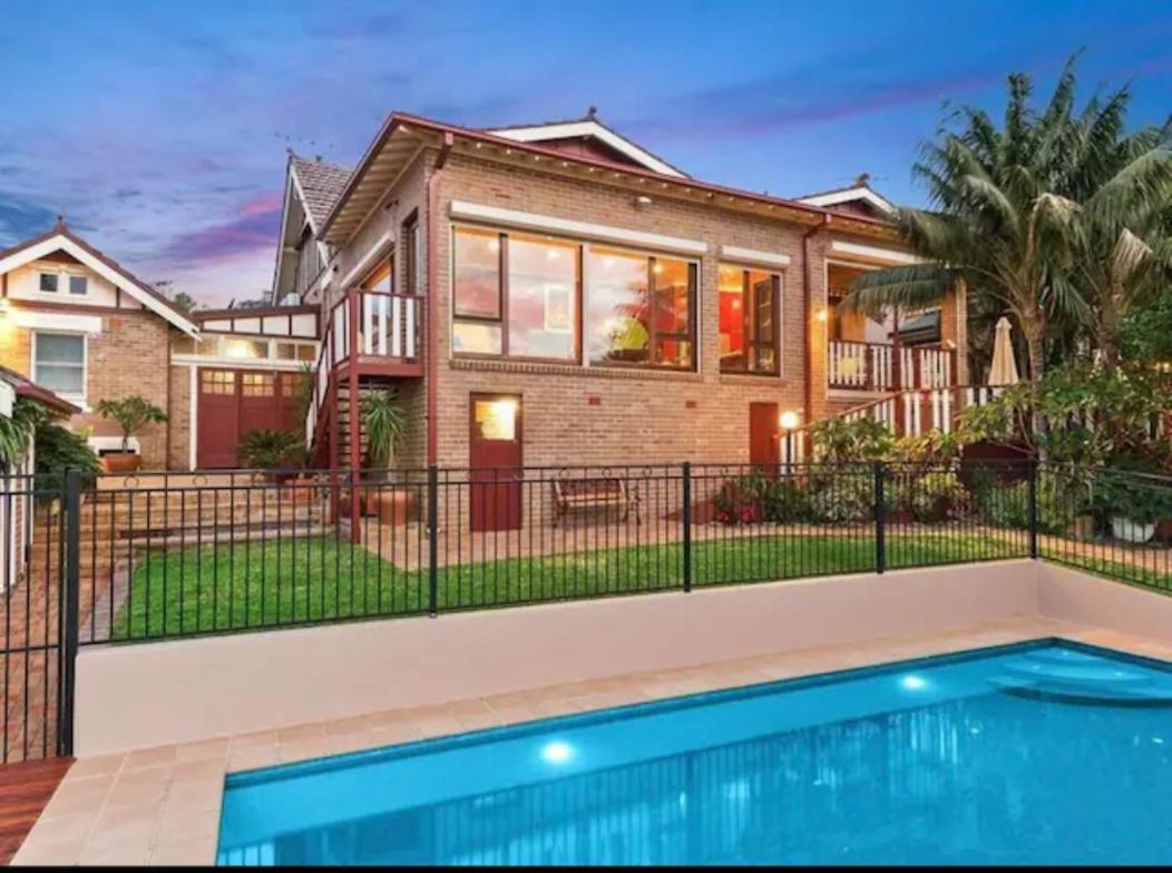 Luxury 6 Bed Waterfront House with pool - Housity