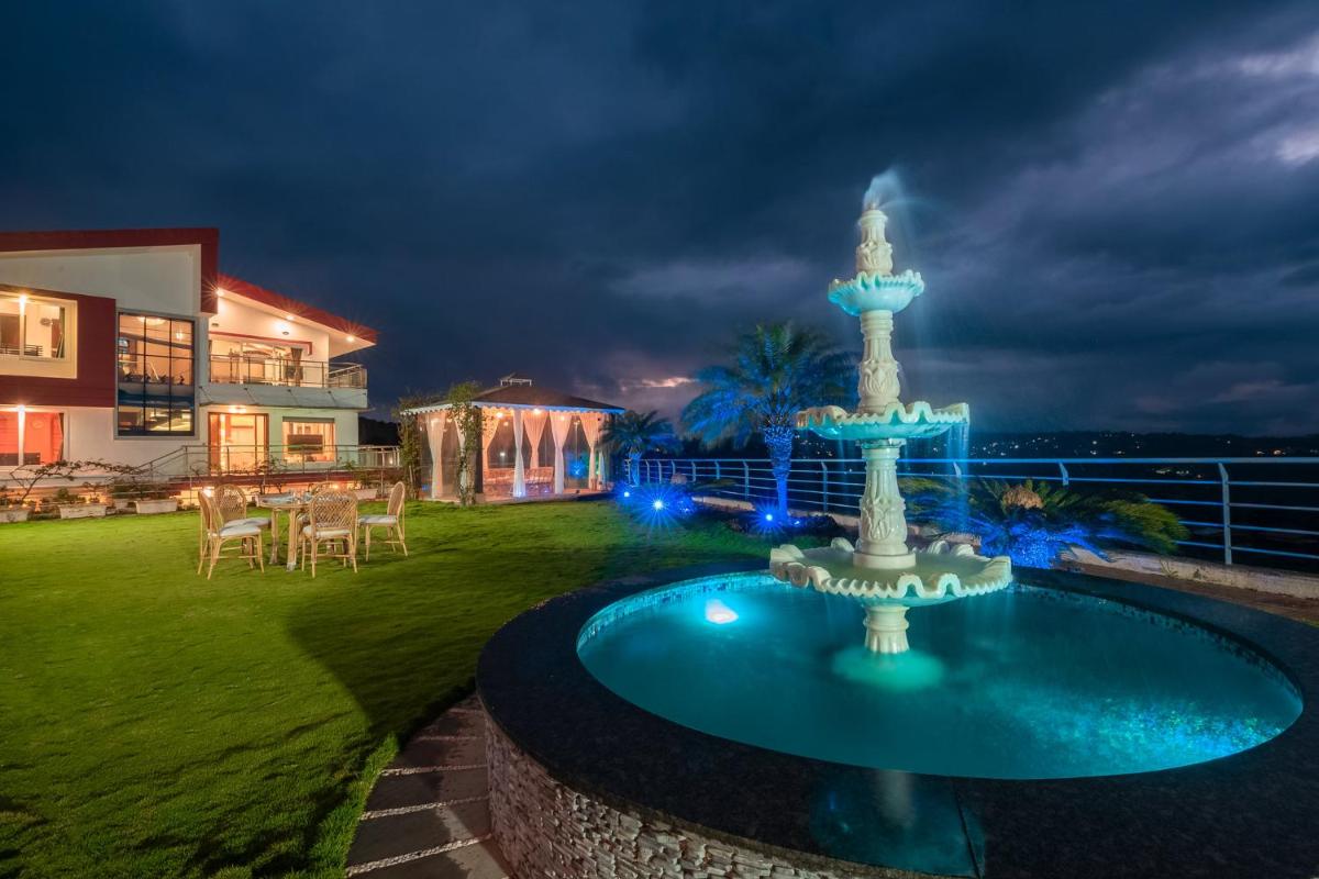 De Bellaria by StayVista - Amidst panoramic valley & farm views, Featuring a lush lawn with a water fountain & a charming gazebo - Housity