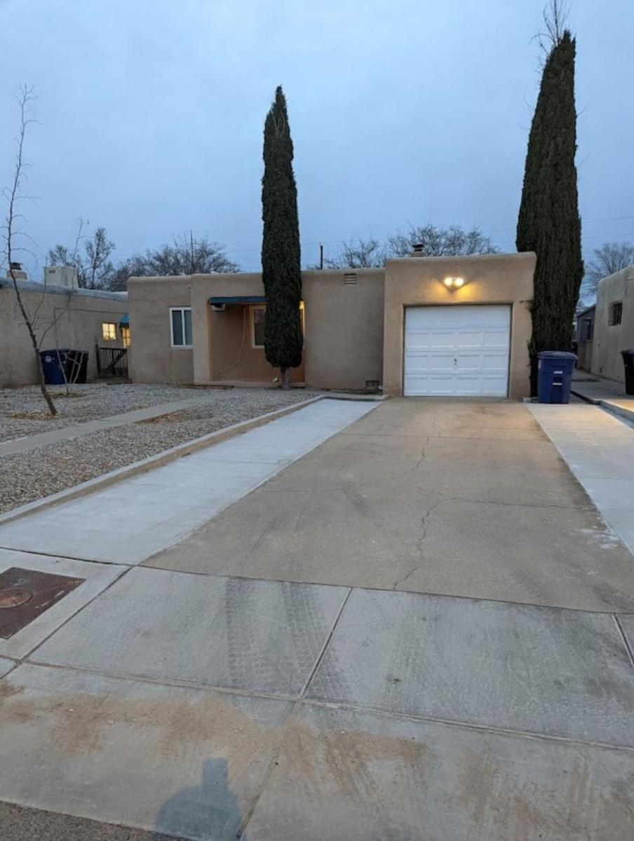 Amazing 2BR Home - Steps to UNM North Campus - Housity