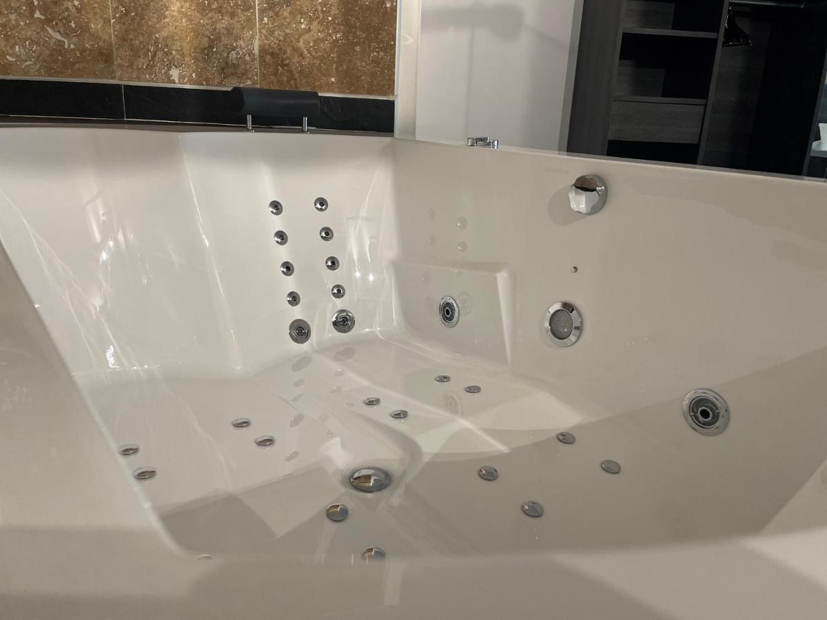 Salle de bains dans l'établissement Logis Hotel Restaurant SPA Les Oliviers