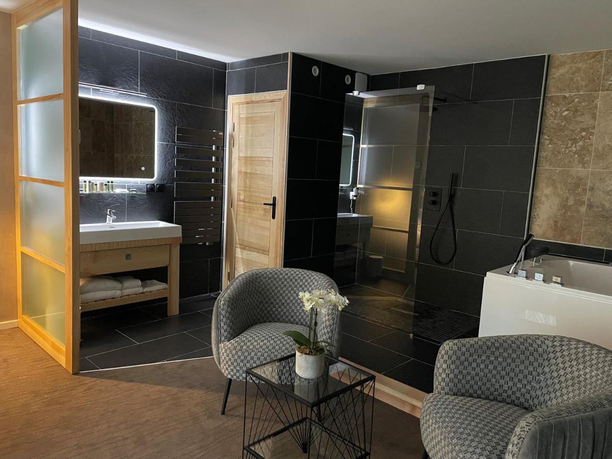 Un ou plusieurs lits dans un hébergement de l'établissement Logis Hotel Restaurant SPA Les Oliviers