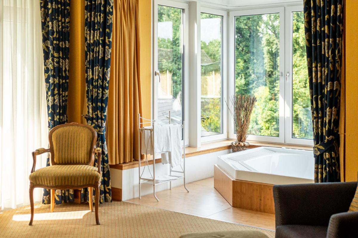 Waldhotel Tannenhäuschen - Housity