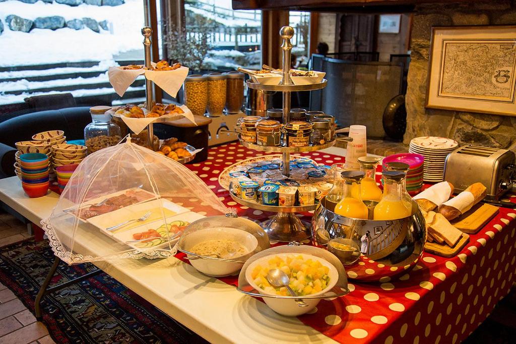 - une table avec un buffet de plats dans l'établissement Hôtel et Chalet Au Coin Du Feu Chilly Powder, à Morzine