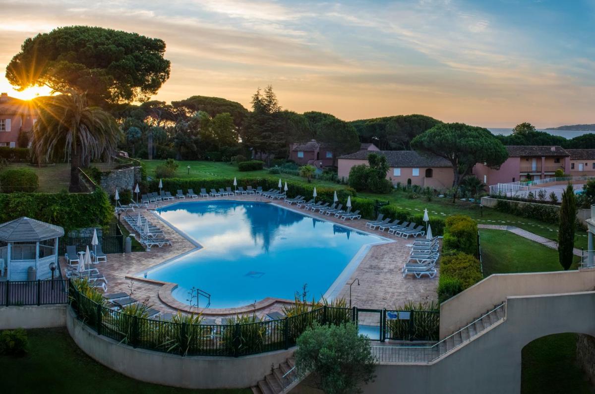 Piscine de l'établissement Hôtel Les Jardins De Sainte-Maxime ou située à proximité
