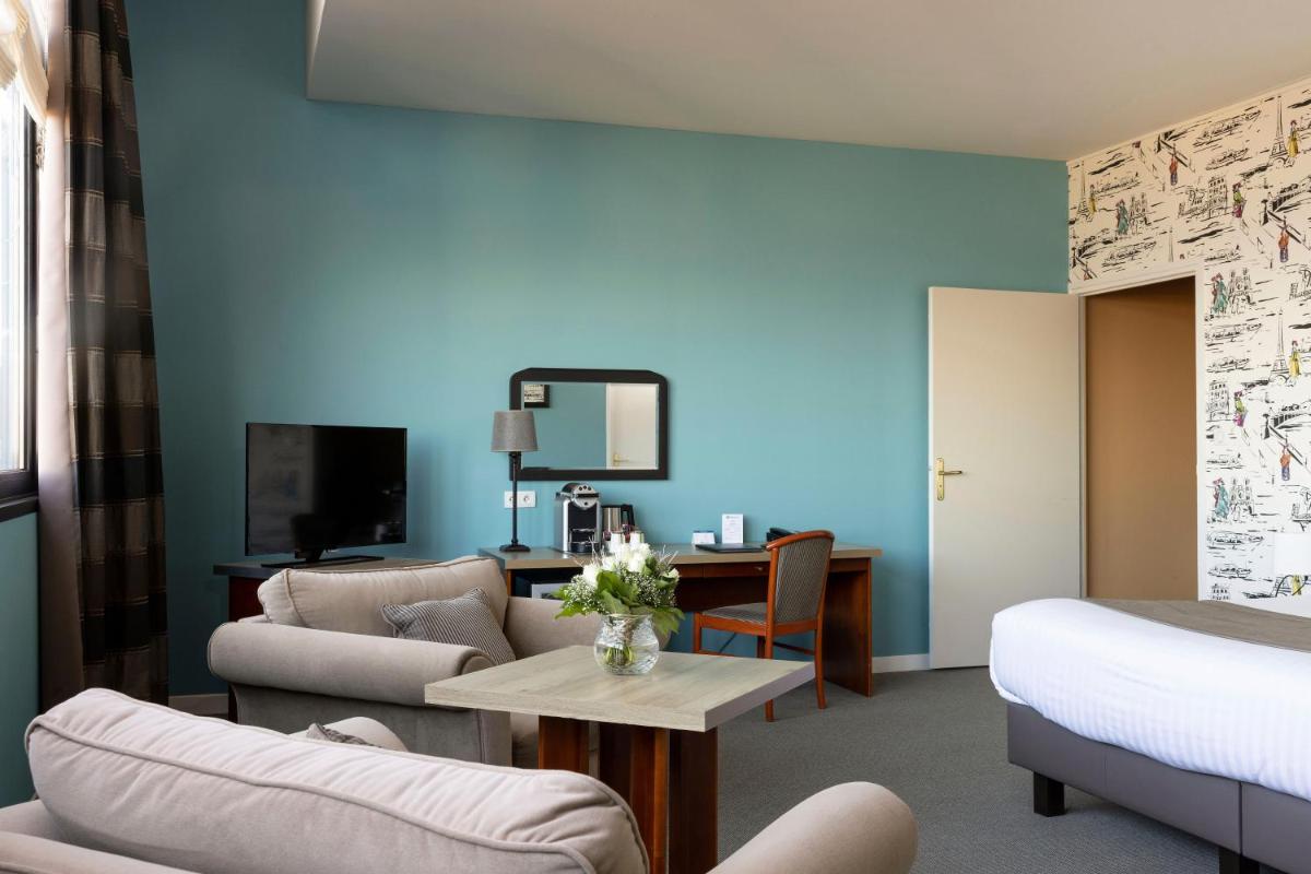 un salon avec un canapé et une table dans l'établissement Best Western Hôtel Hermitage, à Montreuil-sur-Mer