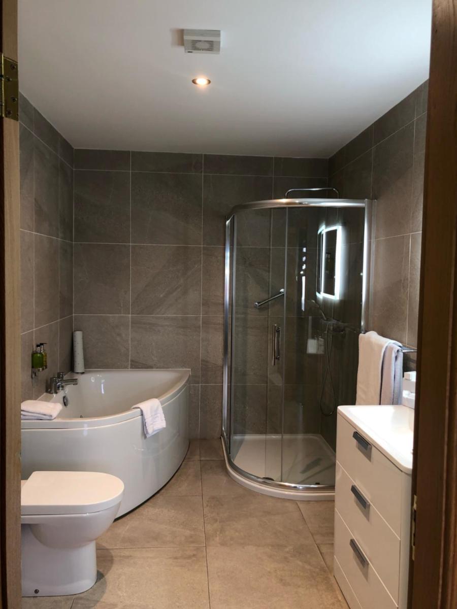 Royal Court Hotel - Housity